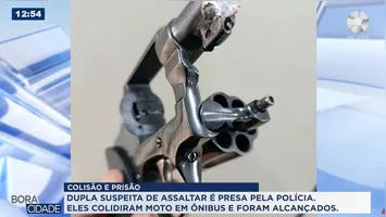 A dupla estava de moto e colidiu com um ônibus durante a fuga.