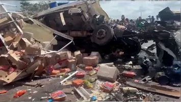 A colisão deixou os veículos completamente destruídos