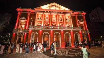 Explore o Theatro da Paz em Belém com visitas guiadas que revelam a rica história e cultura do Brasil. Confira horários e ingressos!