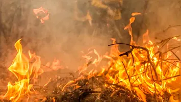 Fumaça provocada por queimada em terreno baldio prejudica a qualidade do ar e a saúde dos moradores em Xinguara.