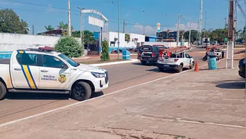 Fiação de ligação clandestina encontrada durante as buscas; prática ilegal sobrecarrega o sistema e prejudica o fornecimento local.