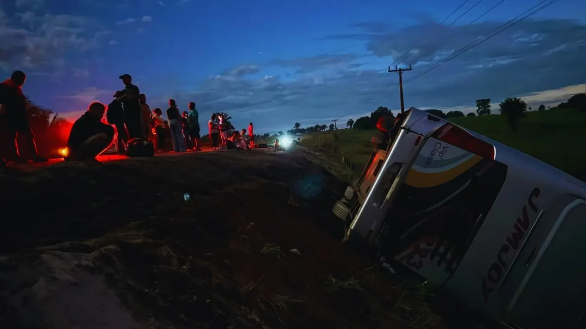 Imagem ilustrativa da notícia Tombamento de ônibus deixa uma vítima fatal e vários feridos na BR-230