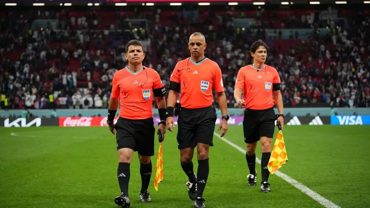 Imagem ilustrativa da notícia Arbitragem brasileira faz história e assume o apito na abertura do Mundial