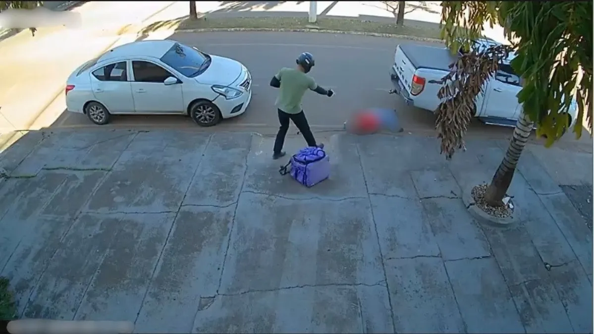 Imagem ilustrativa da notícia Pistoleiro disfarçado de motoboy executa homem em plena luz do dia