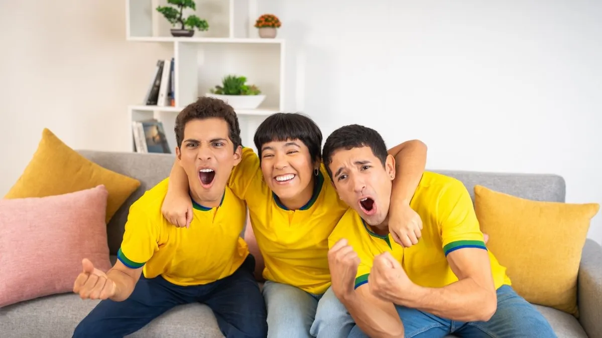 Imagem ilustrativa da notícia Grito de gol na Copa exige cuidados para evitar lesões nas cordas vocais