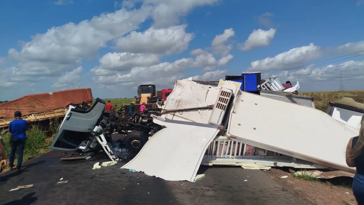 Imagem ilustrativa da notícia Caminhoneiro morre em colisão entre veículos pesados na BR-155