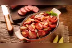 Petiscos para jogo incluem receitas como calabresa acebolada, torresmo e dadinho de tapioca para acompanhar Brasil x Noruega em casa.