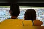 Na foto, a cantora surge usando uma blusa com a frase “Encontre-me no Brasil”