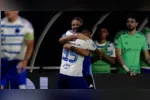 O técnico Artur Jorge e o atacante Keni Arroy comemoram gol da vitória do Cruzeiro sobre o Remo.