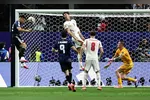 ATLANTA (United States), 15/07/2026.- Lautaro Martinez of Argentina (L) scores the 2-1 during the FIFA World Cup 2026 semifinals match England against Argentina, in Atlanta, USA, 15 July 2026. EFE/EPA/RONALD WITTEK ORG XMIT: EPA6721