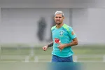 Volante Bruno Guimarães perdeu o pênalti que poderia ter mudado a história do jogo.