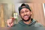 O adesivo dourado exclusivo de Neymar Jr. virou febre entre os torcedores e esgotou em menos de duas horas após o lançamento da edição limitada.
