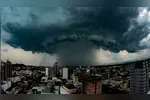 Meteorologistas alertam sobre ciclone intenso que pode afetar o Brasil em julho, trazendo temporais e mudanças climáticas significativas.
