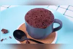 O processo é direto e não exige nenhum equipamento especial além de uma caneca e um micro-ondas.