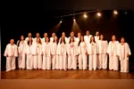 A novidade será que, nesta montagem, os integrantes do coro deixam o papel estritamente musical e passam a atuar também na narrativa cênica e corporal