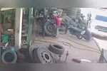 O trabalhador fazia o reparo no pneu quando o equipamento estourou com força. O impacto da explosão atingiu diretamente uma das mãos do profissional.