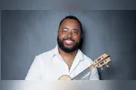 Dudu Nobre apresenta um espetáculo de samba de raiz, com carisma e participação popular