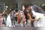 Depois da formalização do casamento, o casal recebeu a tradicional chuva de arroz dos convidados e trocou um beijo longo na saída, em celebração ao novo status.