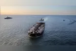Petroleiro Smyrtos foi interceptado por forças britânicas no Canal da Mancha durante operação inédita contra a chamada frota fantasma russa, usada para contornar sanções internacionais ao petróleo de Moscou.