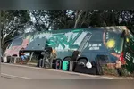 Motorista do ônibus da banda perdeu o controle e saiu da pista