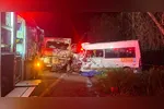 Caminhão e van ficaram completamente destruídos após a colisão