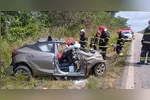 O carro da vítima ficou completamente destruído com o impacto