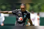 Raphinha deixa o gramado com dores na coxa direita durante jogo da Seleção Brasileira na Copa do Mundo.