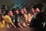 Torcedores de Bangladesh acompanharam a partida em telões e se emocionaram após a derrota do Brasil para a Noruega.