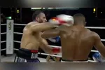 Conforme os rounds foram avançando, Bambam foi melhorando e aproveitou o cansaço de Davi Brito.