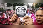 Manifestantes se reuniram na Praça da República para defender mudanças na jornada de trabalho.