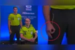 O árbitro Shaun Evans é acusado de realizar gesto polêmico durante a transmissão da Copa do Mundo.