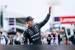 George Russell comemora a pole position do GP do Canadá 2026 após superar o companheiro Kimi Antonelli na volta final da classificação em Montreal