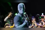Deadpool invade painel e interage com a equipe da Marvel.