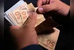 O Banco Central informou hoje, em seu site, que os valores esquecidos por clientes em instituições financeiras do país alcançam R$ 10,57 bilhões, em março.