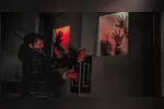 O novo filme de Resident Evil, dirigido por Zach Cregger, aposta em uma abordagem de survival horror focada nas primeiras horas do apocalipse em Raccoon City