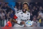 Neymar gera polêmica no vestiário do Santos após empate com a Chapecoense.