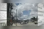 Um vídeo que circula nas redes sociais mostra o momento exato em que um entregador por aplicativo é atropelado na BR-316