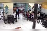 Clientes da pizzaria foram surpreendidos pelos criminosos
