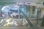 Nos registros, uma mulher de blusa preta e calça branca por pouco não é atingida pelo veículo, que passa de raspão, atinge a vidraça de um edifício e para em frente ao prédio.