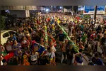 Os mastros são adornados com fitas coloridas e desembarcam na Escadinha Estação das Docas.