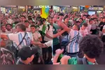 Torcedores da Argentina e Argélia se confrontam em Times Square, Nova York, horas antes do jogo da Copa do Mundo.