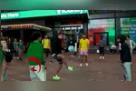 De férias nos Estados Unidos, Vitor Bueno mostrou que a intimidade com a bola continua em alta ao participar de uma brincadeira com turistas na Times Square, em Nova York.