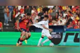Marc Bernal segura Marco Farag durante disputa de bola no amistoso entre Espanha e Iraque, realizado em La Coruña, na preparação das seleções para a Copa do Mundo.