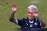 Uruguaio se emocionou bastante e teve o nome gritado pela torcida