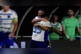 O técnico Artur Jorge e o atacante Keni Arroy comemoram gol da vitória do Cruzeiro sobre o Remo.