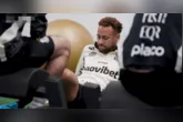 Neymar segue tratamento no Santos e situação física do atacante já provoca preocupação nos bastidores da Seleção antes da Copa do Mundo.