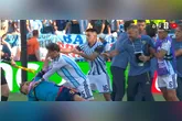 O jogador argentino partiu pra cima do jogado espanhol.