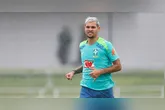 Volante Bruno Guimarães perdeu o pênalti que poderia ter mudado a história do jogo.