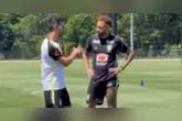Neymar deu mais um passo em sua recuperação e pela primeira vez realizou atividades no gramado desde que se apresentou à Seleção Brasileira para o Mundial.
