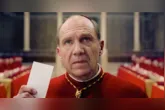 Ralph Fiennes em cena de Conclave, produção vencedora de Oscar que teve orçamento inferior ao valor ligado ao filme "Dark Horse"